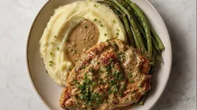 Картофельное пюре с запеченной курицей под соусом грейви