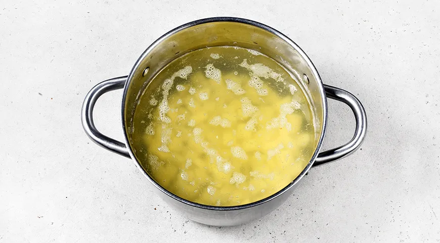 Суп с сосисками, вермишелью и плавленым сыром