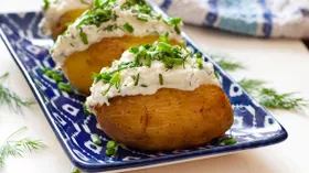 Лучшие соусы к картофелю: из авокадо, грибов, сыра с плесенью и не только