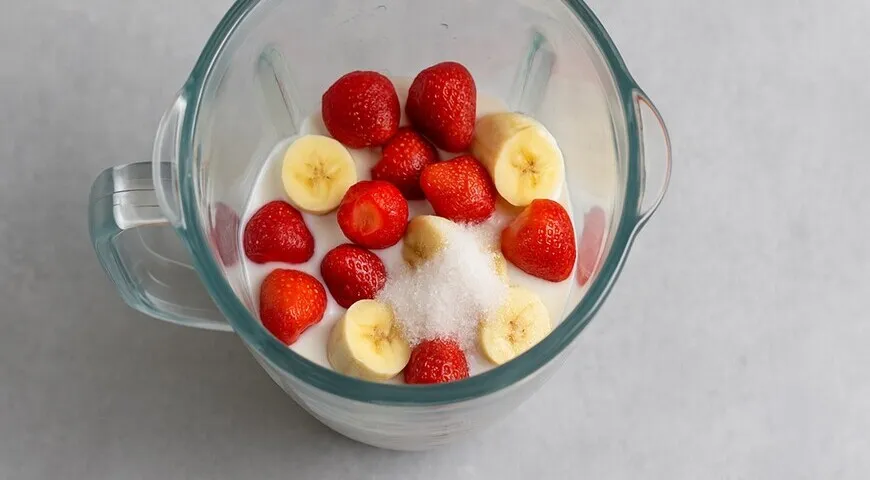 Бананово-клубничное мороженое на молоке