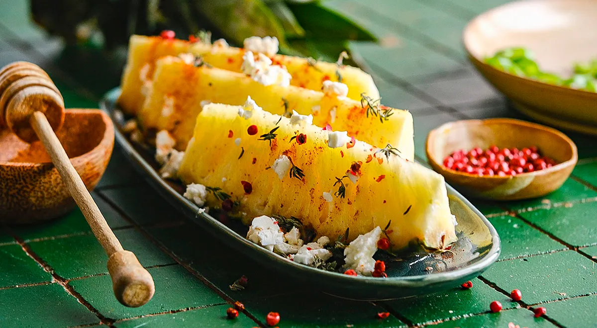 Ананас с острым медом и брынзой