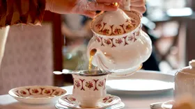 Винтажная посуда снова в моде: что искать, как проверять и почему она дорожает