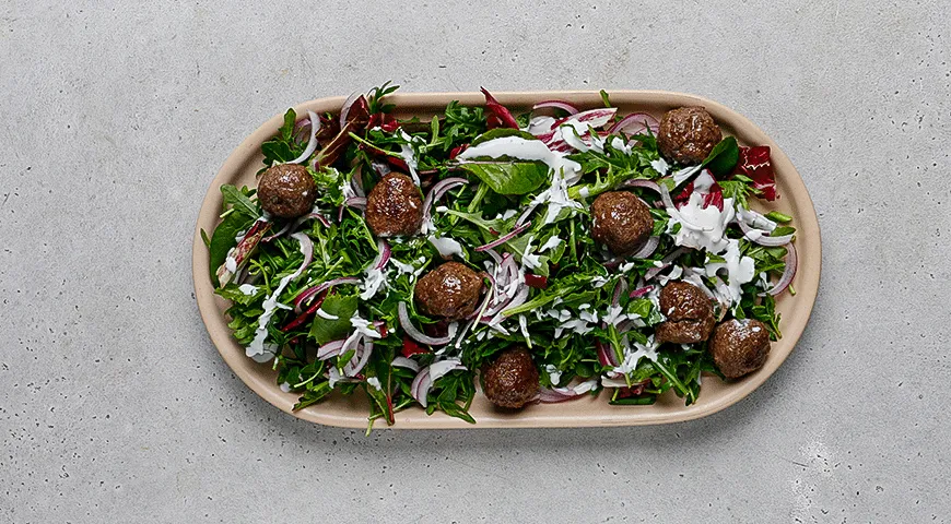 Зеленый салат с фрикадельками и брынзой