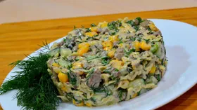 Салат с печенью, сыром и кукурузой