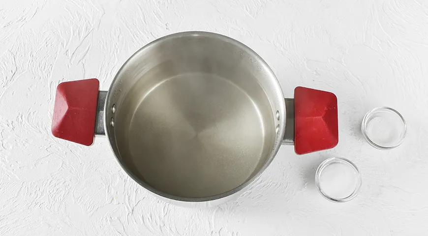 Квашеные зеленые помидоры в кастрюле