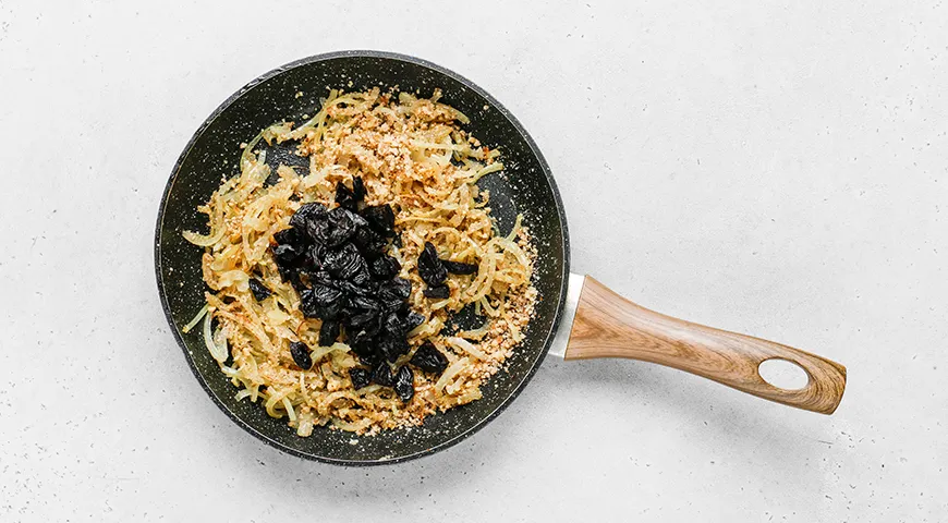 Рулетики из говядины с черносливом и грецкими орехами