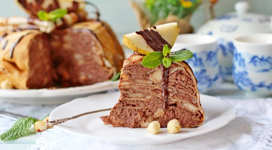 Блинный торт с грушами и шоколадом