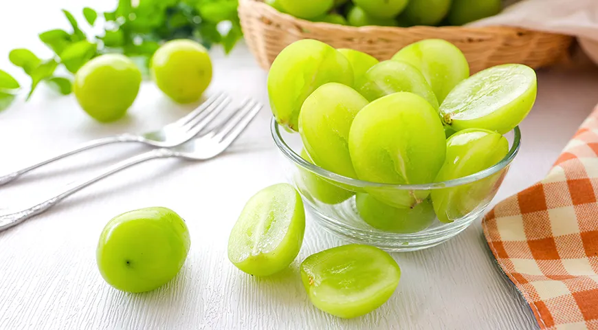 Косточки в винограде Шайн Мускат попадаются крайне редко, а если и встречаются, то мелкие и мягкие