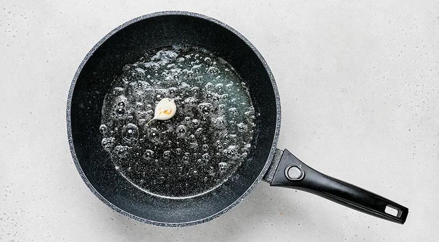 Брокколи со сметаной на сковороде