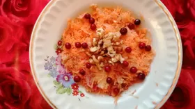 Салат яблочно-морковный с грецкими орехами и брусникой