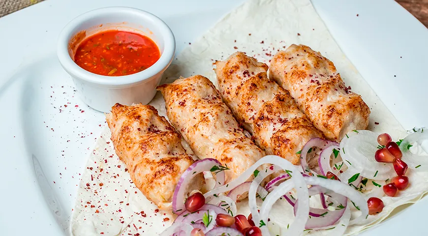 Люля из индейки должны выглядеть сочными, но не влажными; на поверхности недопустима липкая или склизкая пленка