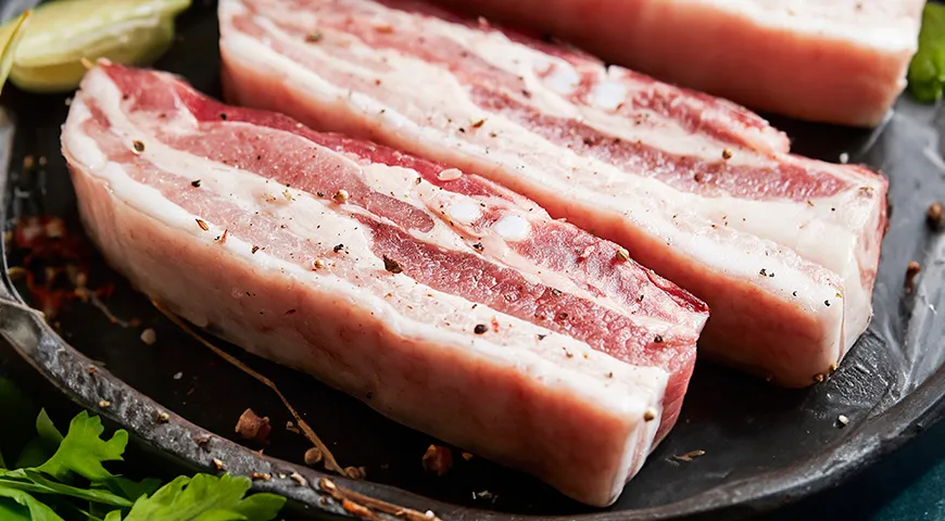 Идеальный вариант свиной грудинки — жировые прослойки чередуются с мясом примерно в равной пропорции