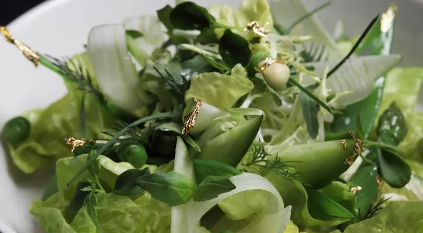 Рецепт салата из 10 зеленых овощей и яблока