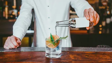 С чем пьют тоник: советы шеф-бармена и 8 коктейлей на любой вкус
