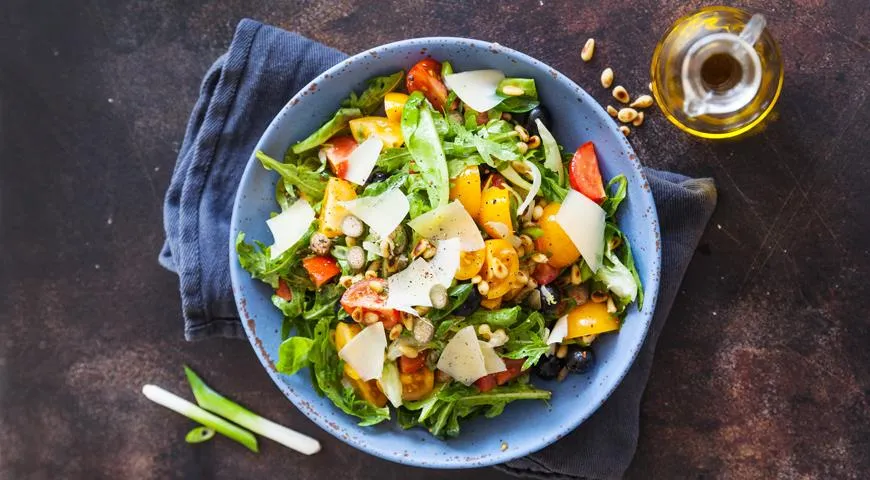 Салат с руколой, каперсами и пармезаном