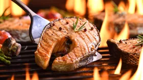 Сухими не будут: шеф подсказал, сколько жарить рыбу и морепродукты на мангале