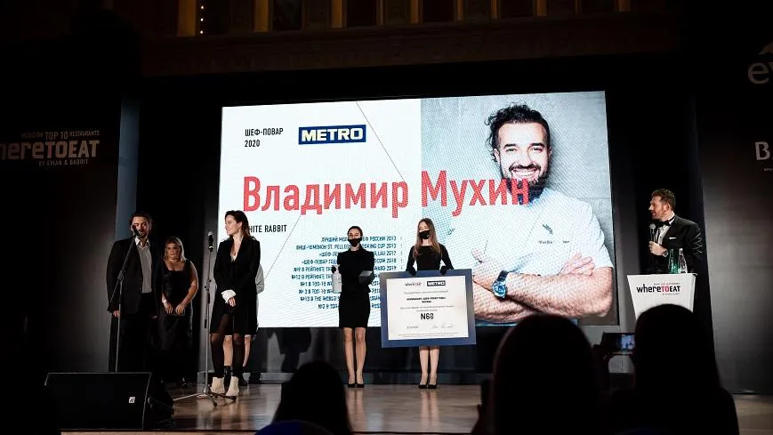Получать награду за шеф-повара Владимира Мухина вышли ресторатор Борис Зарьков и его жена Ирина