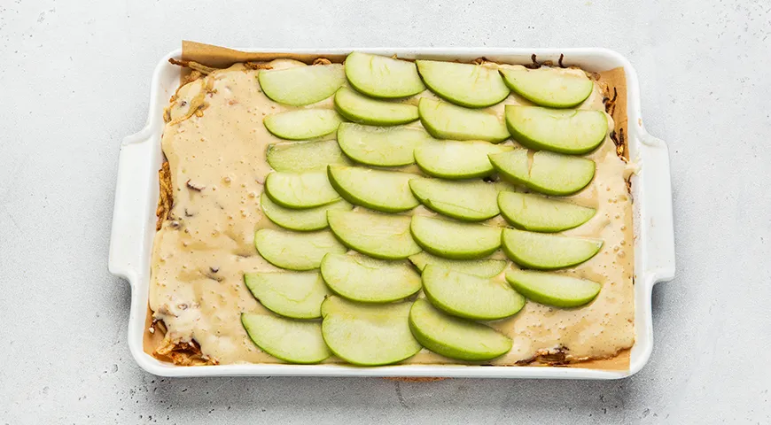 Яблочный рулет на сгущенном молоке