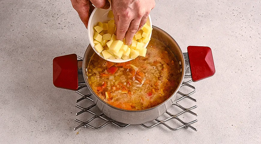 Овощной суп со шпикачками