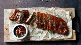 Почему мясо нельзя мариновать в соусе барбекю? Кулинарам объяснили самую частую ошибку