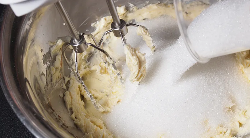Чтобы потом тесто было удобно натирать на терке, замешайте его «методом крема». Это значит, что сначала должна получиться легкая масса из маргарина и сахара