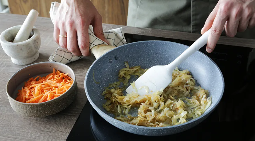 Обжарить лук на сковороде для супа можно на смеси сливочного масла с любым растительным