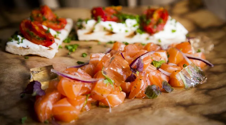 Тартар из атлантического лосося с сыром Филадельфия