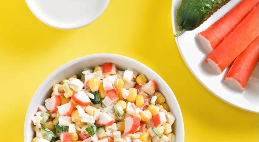 Салат из свежего огурца, кукурузы и крабовых палочек — неизменный хит не только в студенческом сообществе