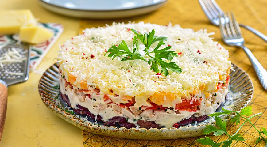 Салат с копченой курицей и фасолью