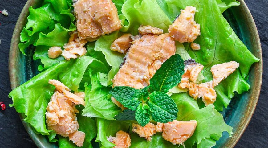 Консервированный лосось — популярный ингредиент салатов во все времена