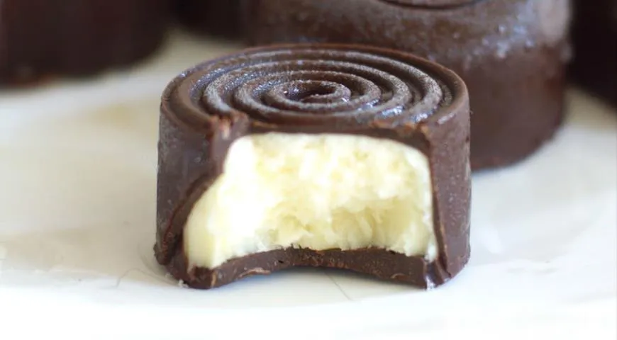 Оригинальные шоколадные конфеты с начинкой из йогуртового мороженого