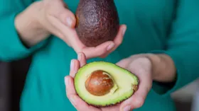 Масло авокадо становится новым трендом: почему на него переходят производители чипсов