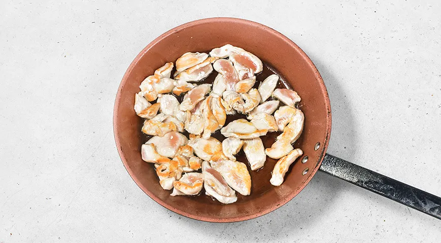 Макароны с курицей и грибами на сковороде