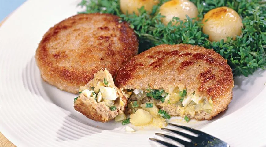 Зразы с луком, яйцом и яблоком