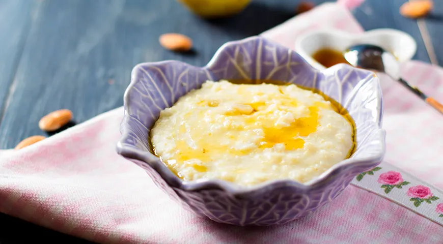 Вязкая пшенная каша со сливочным маслом и кленовым сиропом