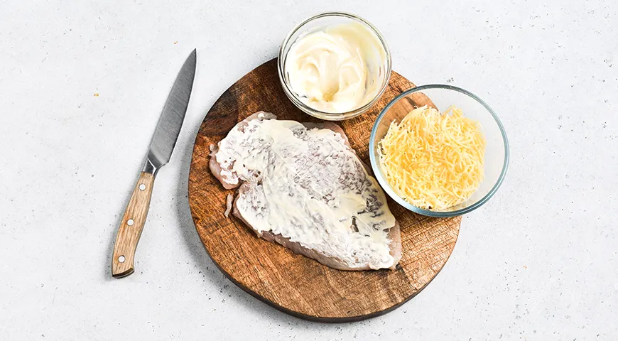 Куриные рулеты с грибами и сыром в сметанном соусе в духовке