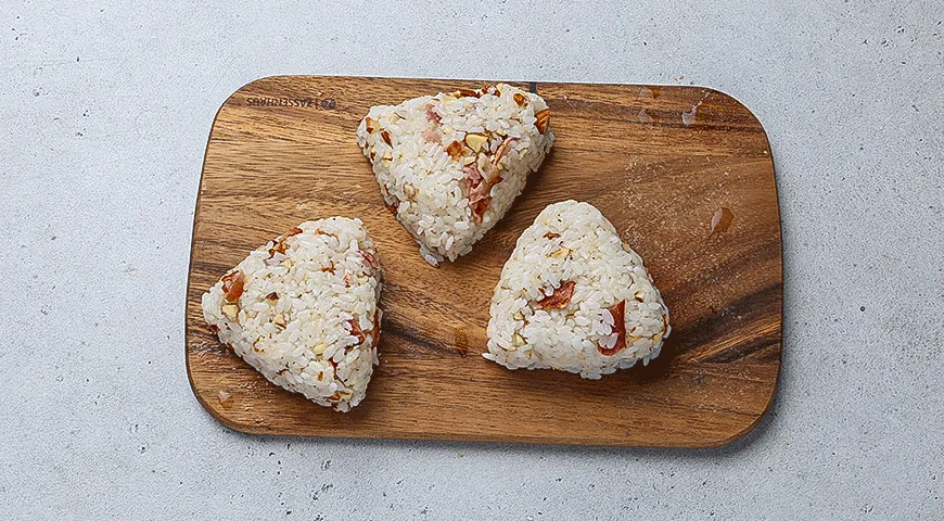 Онигири с беконом и миндалем