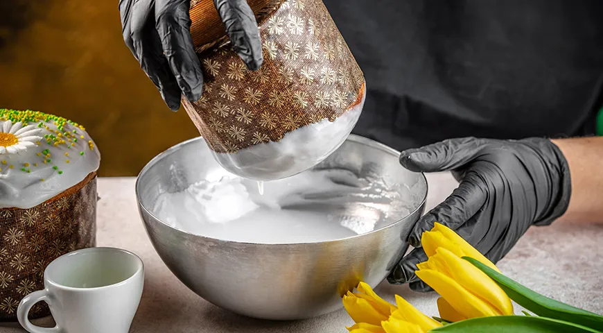 Обычно куличи покрывают глазурью. Вариантов ее приготовления много, поэтому, если куличей несколько, можно использовать разные