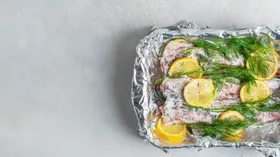 Оказалось, рыбу нельзя запекать в фольге — диетолог предложила 3 альтернативы