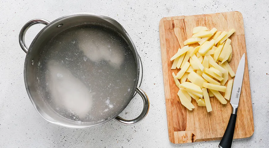 Томатный суп с курицей, фасолью и овощами