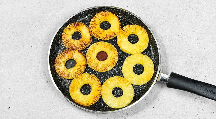 Индейка с ананасами под сыром в духовке