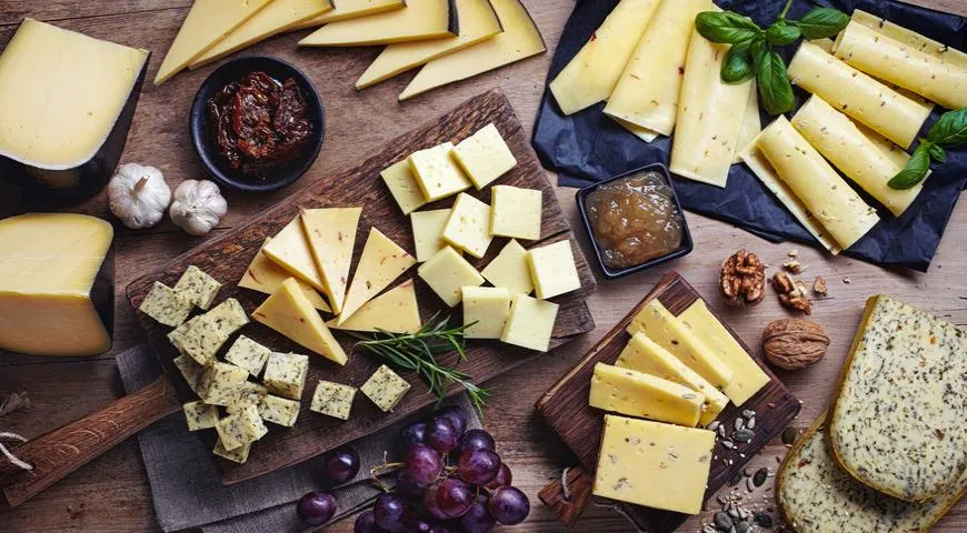 Сырная тарелка с орехами и медом воспринимается как закуска, но по калориям это полноценный прием пищи, а не способ приятно завершить ужин
