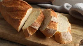 Зачем французы моют хлеб — удивительно, но их лайфхак спасает выпечку