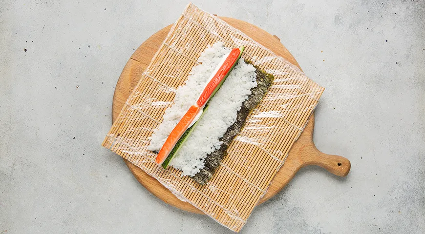 Домашние роллы с крабовыми палочками