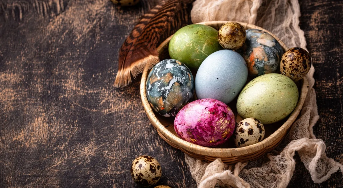 Как покрасить пасхальные яйца в технике тай-дай — с пеной и без нее