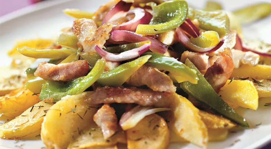 Поджарка из индейки с овощами и яблоками