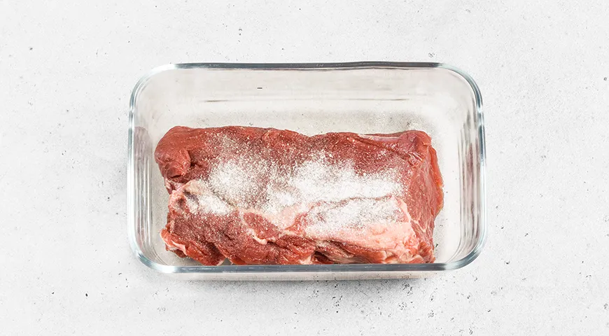 Для сухой засолки мясных продуктов рекомендуется использовать 2 части обычной поваренной соли и 1 часть нитритной