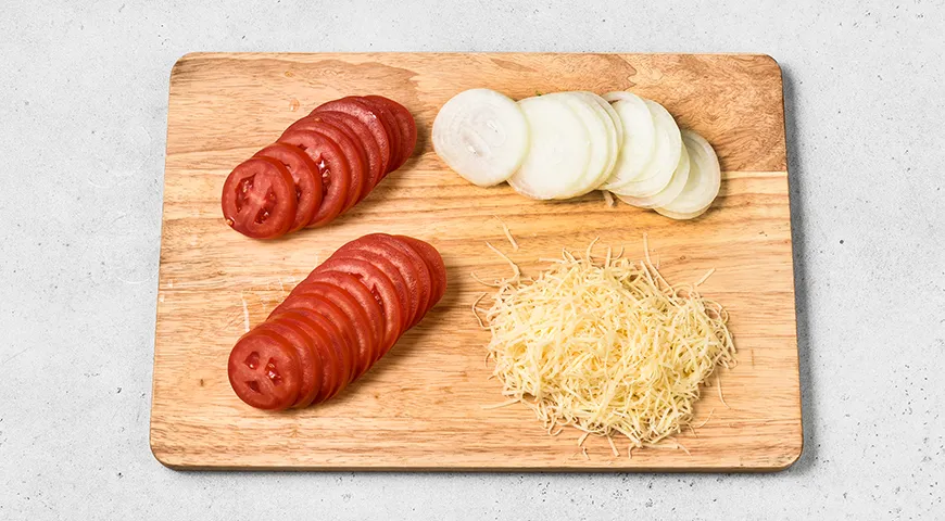 Филе куриное под сыром и помидорами в духовке