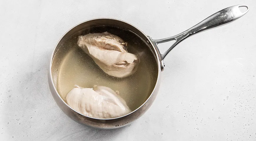 Слоеный салат с курицей, грибами и картофелем