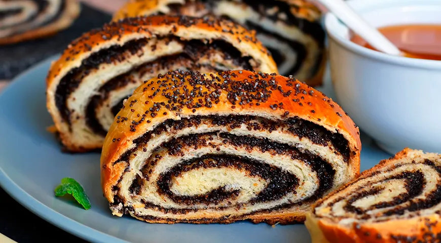 Идеальная маковая булочка имеет ровную золотистую поверхность без изъянов и равномерную начинку с хорошо видимым маком на срезе